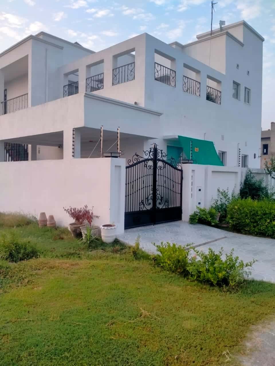20 Marla Used House for Sale in DHA Phase 8 Lahore – 2 Side Open with Basement