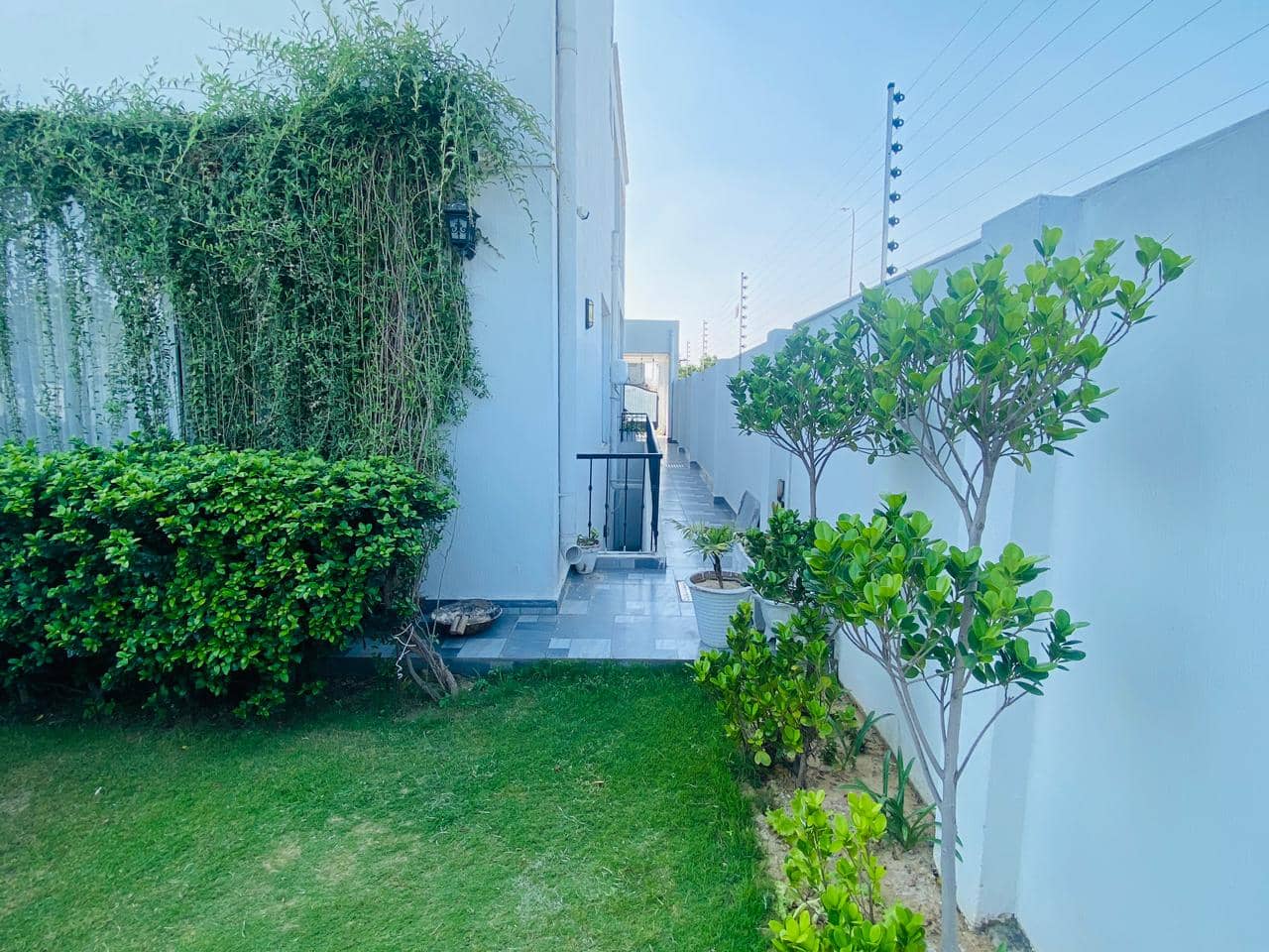 20 Marla Used House for Sale in DHA Phase 8 Lahore – 2 Side Open with Basement 39