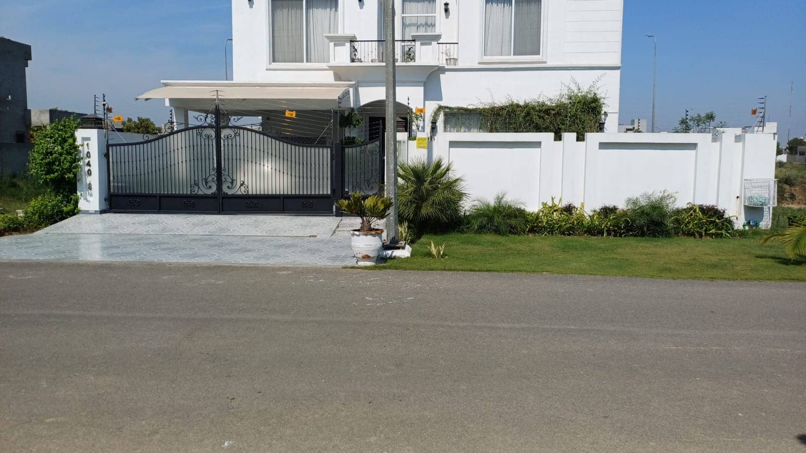 20 Marla Used House for Sale in DHA Phase 8 Lahore – 2 Side Open with Basement 55