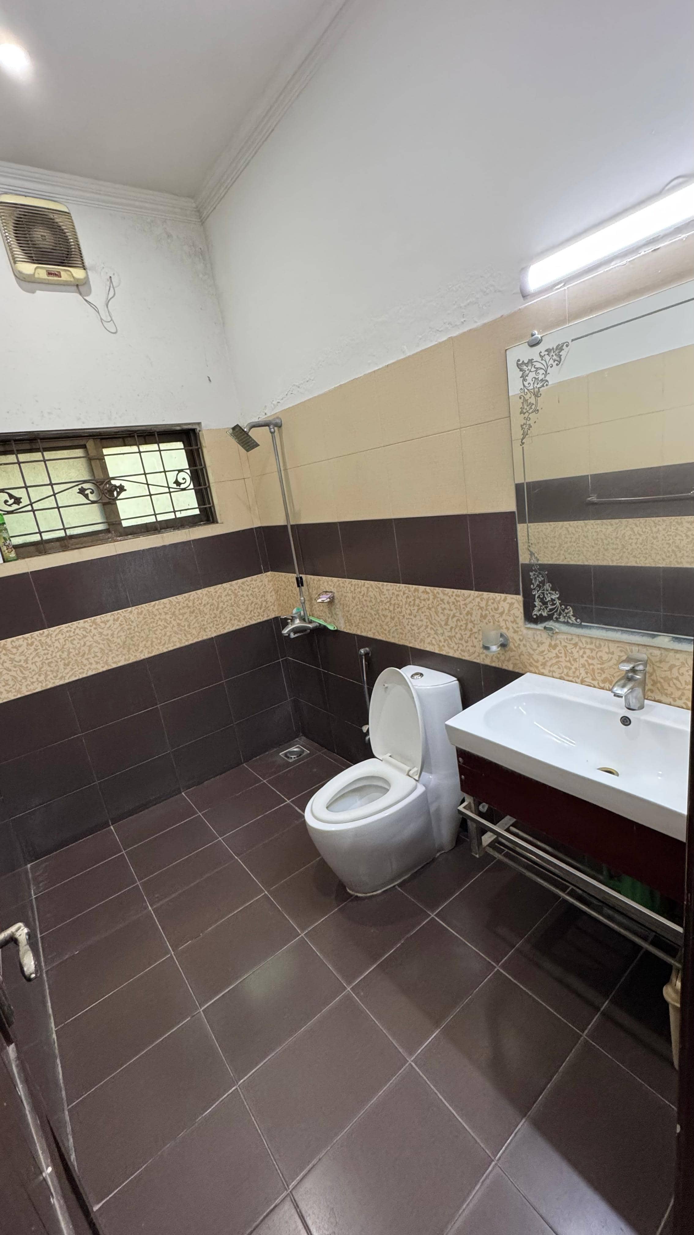 10 Marla Old House with Basement for Sale in DHA Phase 5 Lahore 4